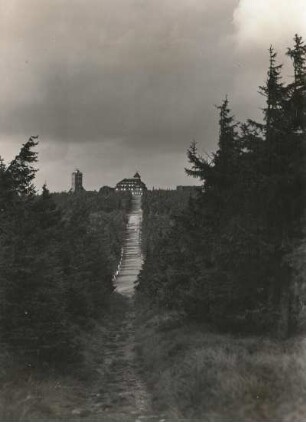 Westerzgebirge. Fichteberghaus vom Hinteren Fichtelberg. Auffahrt und Wetterwarte (links)