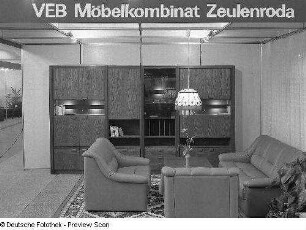 Ausstellungskoje mit Wohnzimmermöbeln (1981; VEB Möbelkombinat Zeulenroda-Triebes (ZEUTRIE))