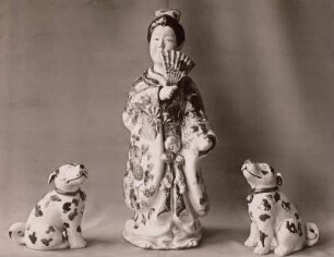 Weibliche Figur mit Fächer und zwei Hunde