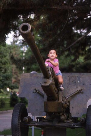 Alma Ata - Kriegsspielzeug : In Alma Ata spielt ein Junge auf einer Kanone, 1989