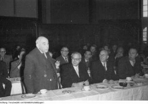 Dresden. Dr. Johannes Dieckmann Liberaldemokratische Partei Deutschlands (LDPD) 1893-1969, Präsident der Volkskammer vor der Intelligenz Dresdens anlässlich des 13. Februars, 1956