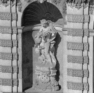 Dresden-Altstadt. Zwinger (1709-1728; M. D. Pöppelmann, B. Permoser). Nymphenbad. Nymphe (1920/1930, G. Wrba) in einer Nische der Nordostseite