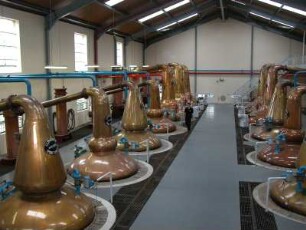Fabrikhalle : Technische Anlagen in der weltbekannten Whisky-Destillerie Glenfiddich in Dufftown, aufgenommen im Juni 2005. Foto Uwe Gerig