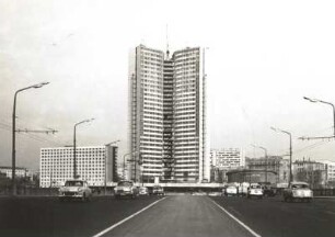 Moskau. RGW-Gebäude (kurz vor Fertigstellung). Blick von der Nowo-Arbatski-Brücke