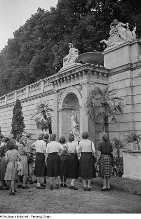 Gruppe von Weltfestspielteilnehmern im Sizilianischen Garten im Park Sanssouci