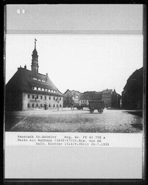 Neustadt in Sachsen, Blick über den Marktplatz mit Rathaus von Südwesten