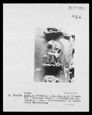 Nördliches Westportal — Nördlicher Türpfosten — Sitzender, a 3