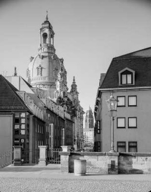 Frauenkirche : Blick von der Brühlschen Terrasse in die Münzgasse, zur Frauenkirche, zum Rathausturm und zum Hotel "Hilton"