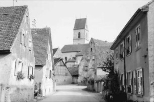 Pfaffenweiler: Straße und Kirche