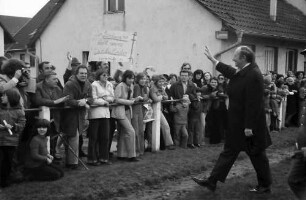 Pfaffenweiler: Ministerpräsident Filbinger begrüßt Demonstranten