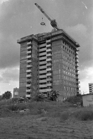 Richtfest für ein Wohnhochhaus der Sparkassen-Wohnbau-Gesellschaft Baden-Pfalz in der Welfenstraße 35.