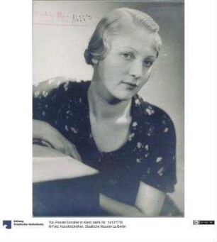 Friedel Sondner in Kleid