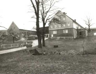 Sayda-Ullersdorf, Saydaer Straße 8. Gehöft. Ansicht mit Zufahrt über den Bielabach