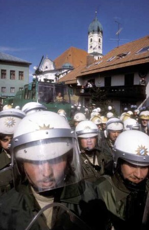 Polizeieinsatz während der Demonstration gegen das Treffen ehemaliger Mitglieder der Waffen-SS in Nesselwang