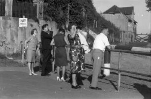 Berlin (?). Schaulustige Passanten blicken an der innerdeutschen Grenze von West nach Ost