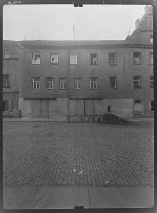 Pirna-Altstadt, Kirchplatz 1. Wohnhaus (um 1550, Erneuerung 1963). Straßenfront (Teilansicht, Töpfergasse)