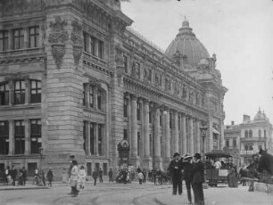 Hauptpostamt : Bukarest, Ansicht des Hauptpostamtes mit Straßenszene.