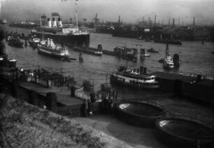 Blick vom Stintfang auf Überseebrücke und Hafen, Hamburg