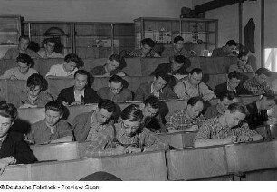 Angehörige der Fachschule für Landwirtschaftsmaschinenbau beim Unterricht