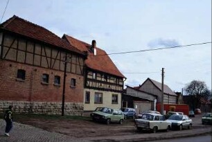 Bundesstraße, parkende Autos, Wohn- und Wirtschaftsgebäude