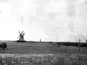 Windmühle auf einem Feld