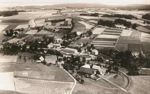 Niederschöna. Ortsansicht mit Bahnhof und Kirche. Luftbildschrägaufnahme
