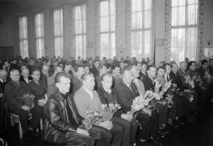 Feierstunde 15 Jahre DDR, Poln. Delegation, Sozial. Brigade Zimmerm., Aktivist Wl. Schmidt