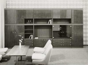 Couchtisch : Wohnzimmermöbel (1974; VEB Möbelkombinat Wi-We-Na). Anbauwand mit Sitzgruppe und Couchtisch