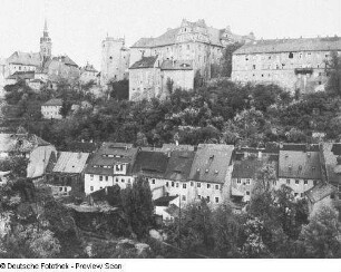 Bautzen. Ortenburg (1483/1486, 1648/1698 Wiederaufbau nach Teilzerstörung) und Wohnhäuser, Unterm Schloß. Blick vom Protschenberg