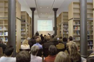 Übergabe von Büchern an Sächsisches Landesgymnasium Sankt Afra Meißen durch Dr. Thomas Bürger (SLUB) im Beisein von Staatssekretär Dr. Frank Schmidt (SMWK) und Schulleiter Dr. Werner Esser
