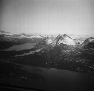 Luftbildaufnahme eines Fjords : Durch Gletscher geformte Landschaft. Links das Gewässer eines Fjords.