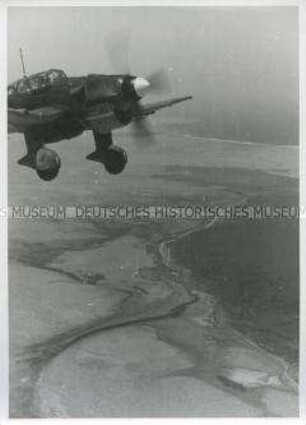 Stuka im Flug über die nordafrikanische Küste
