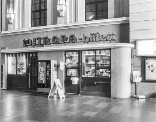 Hauptbahnhof (1893-1898; Ernst Giese, Paul Weidner). Empfangsgebäude, Bereich zwischen Schalterhalle und Durchgang zum Querbahnsteig. Verkaufsstelle "Mitropa-büfett" : Dresden-Altstadt, Am Hauptbahnhof 4. Hauptbahnhof (1893-1898; Ernst Giese, Paul Weidner). Empfangsgebäude, Bereich zwischen Schalterhalle und Durchgang zum Querbahnsteig. Verkaufsstelle "Mitropa-büfett"