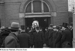 Aufnahmen vom Begräbnis des Künstlers Max Liebermann am 11. Februar 1935 auf dem Jüdischen Friedhof in der Schönhauser Allee in Berlin : Trauergemeinde und Sargträger mit dem fliedergeschmückten Sarg auf dem Weg zur Grabstätte