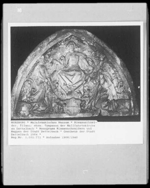 Tympanon der Wallfahrtskirche zu Dettelbach: Christus als Weltenrichter mit Monogramm Riemenschneiders und dem Wappen der Stadt Dettelbach
