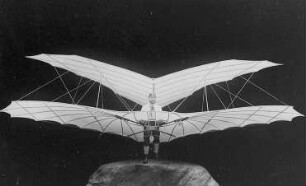 Lilienthals Gleitflug, Vorderansicht : Technikgeschichte | Fliegende Menschen | Flugzeuge | Projekte und Versuche