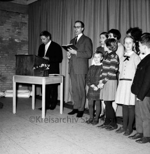 Reesenbüttel: evangelischer Kindergarten: Wulfsdorfer Weg: Einweihung: Innenansicht: Mehrzweckraum: stellvertretender Probst und Pastor von Barsbüttel Herwig Schmidtpott weiht ein: Mann an Rednerpult: Kinder