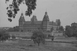 Aschaffenburg: Gesamtansicht des Schlosses, von der Mainbrücke