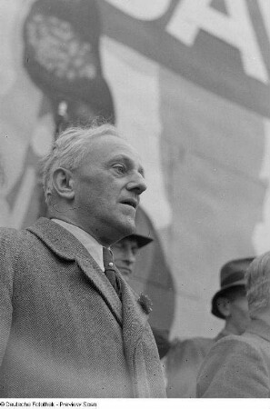 Porträt Erich Zeigners bei 1. Mai-Kundgebung
