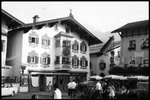 St. Johann: Tiroler Häuser am Hauptplatz