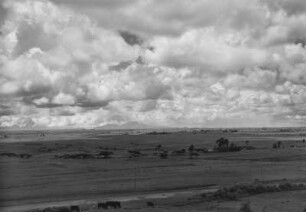 Ebene bei Addis Abeba : Panoramablick über eine Ebene mit Savannenvegetation bei Addis Abeba.