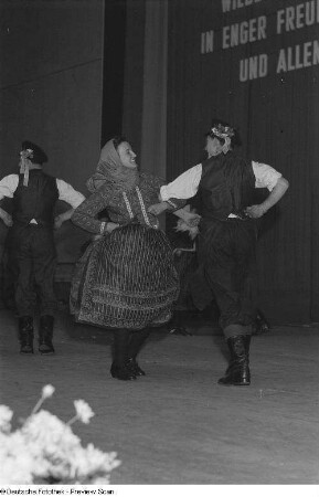 Tanzende Paare in Tracht auf einer Bühne anläßlich einer Feier zum Gedenken an die Völkerschlacht