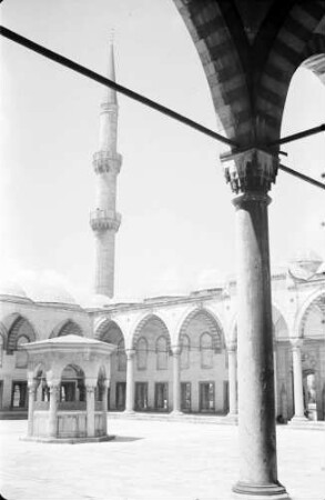Istanbul: Hof mit Brunnen, Sultan-Ahmed-Moschee