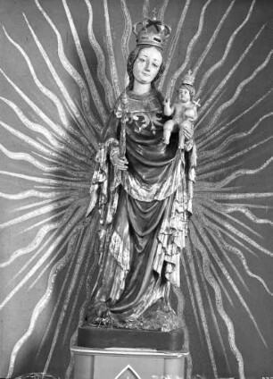 Maria mit dem Lilienszepter : Maria mit dem Lilienszepter (aus der Alten Pfarrkirche). Holz, geschnitzt, farbig gefasst, zum Teil vergoldet; Höhe ca. 140 cm. Anfang 15. Jahrhundert, 18. Jahrhundert (Jesuskind). Radibor, Kirche Maria Rosenkranzkönigin (Neue Pfarrkirche)