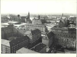 Altstadt Dresden : Dresden. Blick über die zum Teil wieder aufgebaute Dresdner Altstadt an der Wilsdruffer Straße zum Neumarkt, Hofkirche und Schloss. Rechts die Ruine der Frauenkirche