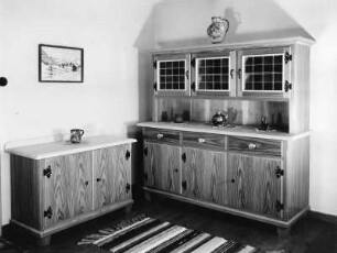 Mühlbauer Möbel. Anrichte und Büfett. Holz (um 1945)