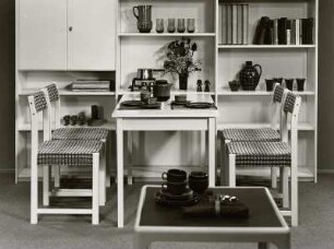 Eßtisch (Modell 170R) : Stuhlgruppe und Eßtisch (1973). Ansicht vor Anbauwand über Couchtisch