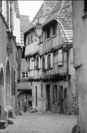 Reichenweier, Riquewihr: alte Gasse mit Fachwerkhäusern