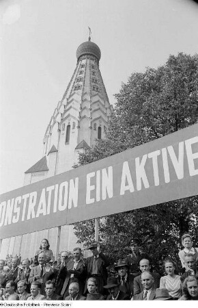 Teilansicht Demonstrationstribüne