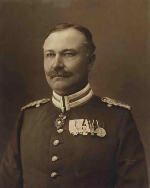 August Schott von Pflummern in Uniform mit Orden, Oberst, Brustbild in Halbprofil